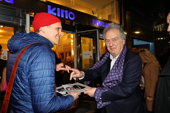 Regisseur Stephen Frears vor dem Gartenbaukino.