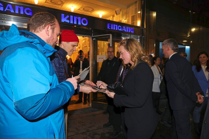 Fanglück: Winslet schrieb geduldig Autogramme.