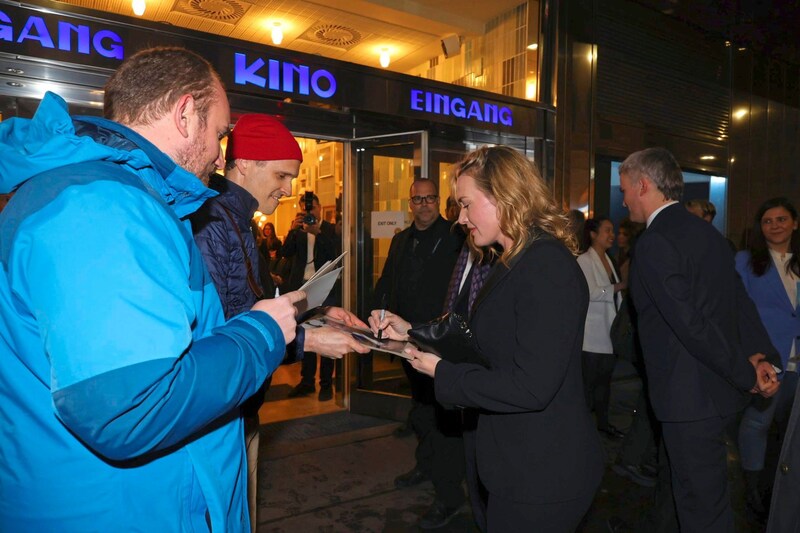 Suerte: Winslet firmó autógrafos pacientemente. (Bild: Starpix/ Alexander TUMA)