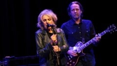 Lucinda Williams stimmstark und mit unglaublicher Präsenz bei ihrem ersten Österreich-Gig. Ihr zur Seite: Ex-Black-Crowes-Gitarrist Marc Ford. (Bild: Wegotit)