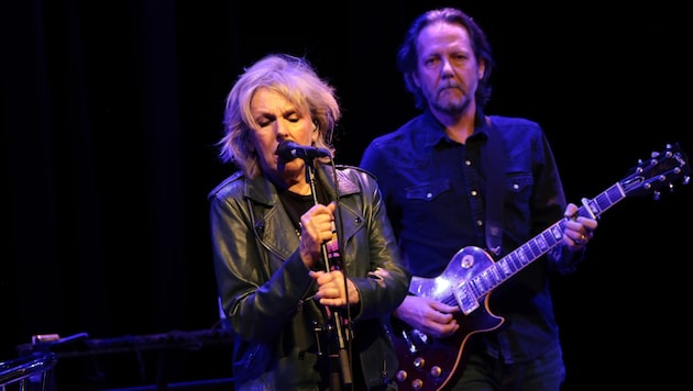 Lucinda Williams stimmstark und mit unglaublicher Präsenz bei ihrem ersten Österreich-Gig. Ihr zur Seite: Ex-Black-Crowes-Gitarrist Marc Ford. (Bild: Wegotit)