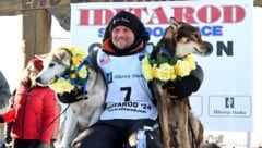 Der US-Amerikaner Dallas Seavey hat das Iditarod mit seinen Hunden zum sechsten Mal gewonnen. (Bild: AP)