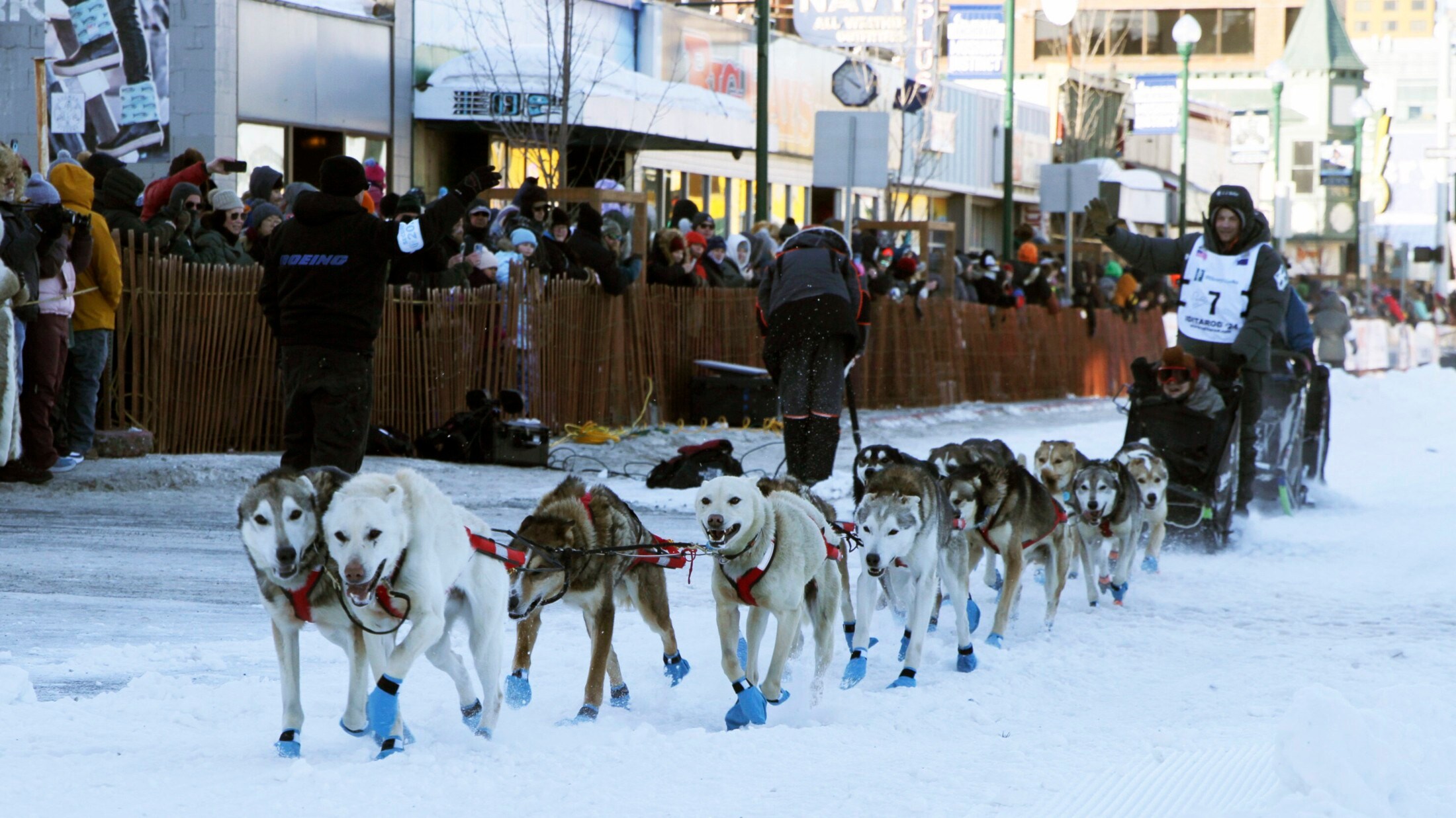 Beim Durchqueren der Ziellinie (Bild: AP)