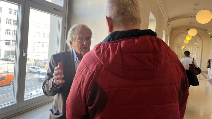 Le Serbe après l'audience en conversation avec l'avocat Peter Philipp.