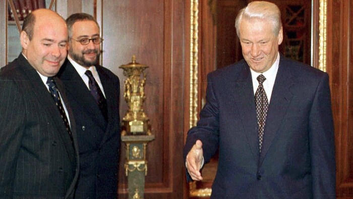 Michail Schwydkoj im jahr 1997 beim damaligen russischen Präsidenten Boris Jelzin