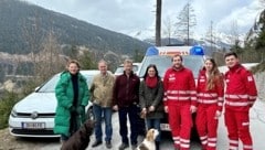 Die Retter Elfi Oberbichler, Ludwig Schweiger, Albert Pichler, Kathrin Oberbichler mit Sanitätern Christoph Schörgenhumer, Lisa Warga, Hubert Weitgasser. (Bild: Rotes Kreuz Salzburg_/ Christoph Hasenauer)