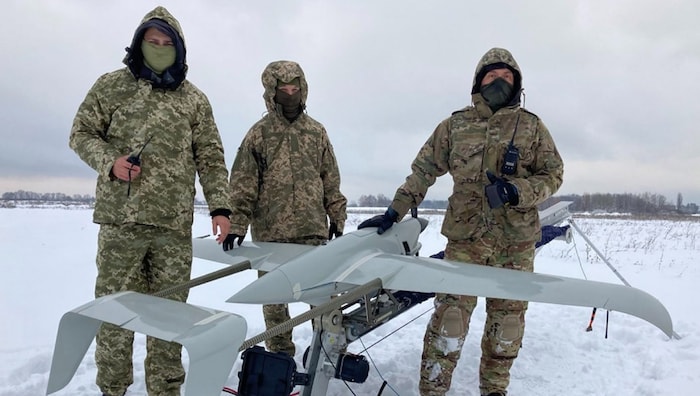 Ukrainische Soldaten mit einer Raybird-Drohne von Skyeton