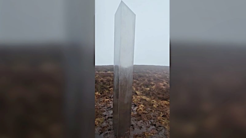 Dieser etwa drei Meter hohe Monolith, der kürzlich in Wales entdeckt wurde, sorgt für Rätselraten. (Bild: kameraone)