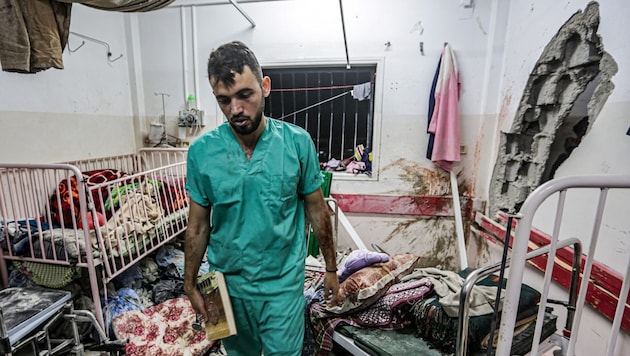 Ein Mitarbeiter des Nasser-Spitals inspiziert die Schäden nach einem Bombardement. (Bild: APA/AFP/STRINGER)