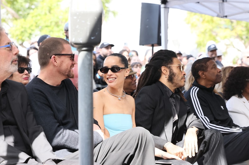 A rare joint appearance: the two fiancés took a seat right next to Zoë's dad and gazed into each other's eyes in love. (Bild: APA/Getty Images via AFP/GETTY IMAGES/Rodin Eckenroth)