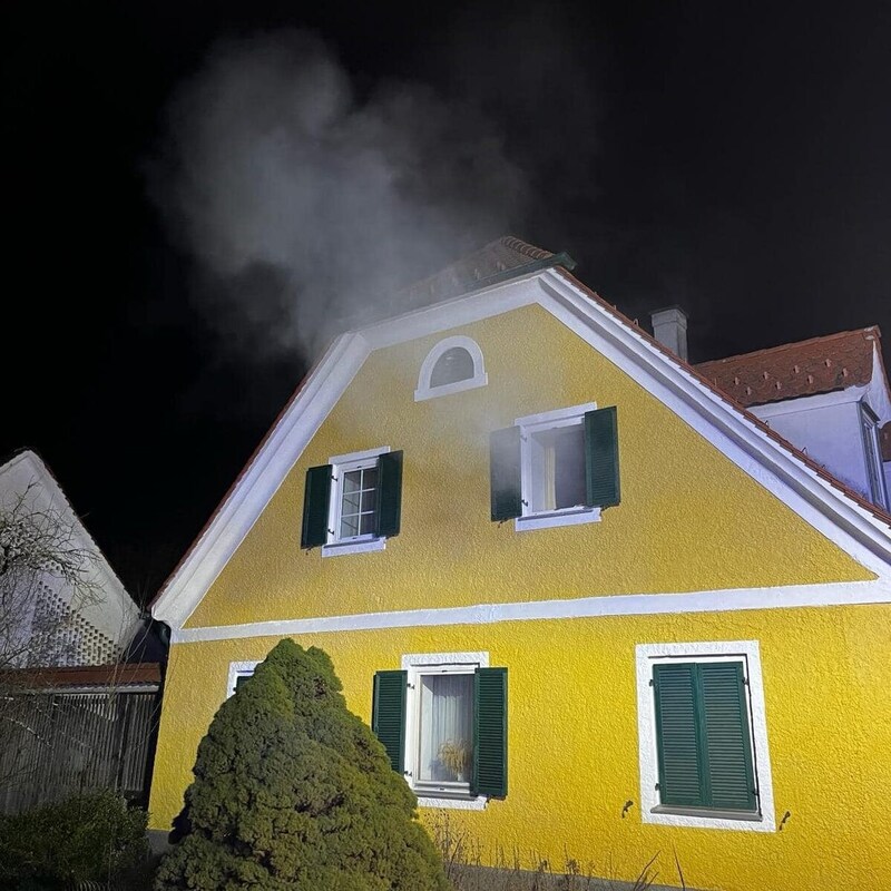 In dem Haus im Bezirk Weiz qualmte es ohne Ende. (Bild: FF Pischelsdorf)