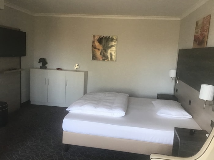 Dass Bett ist natürlich perfekt gemacht – darum wird sich ja auch gekümmert.