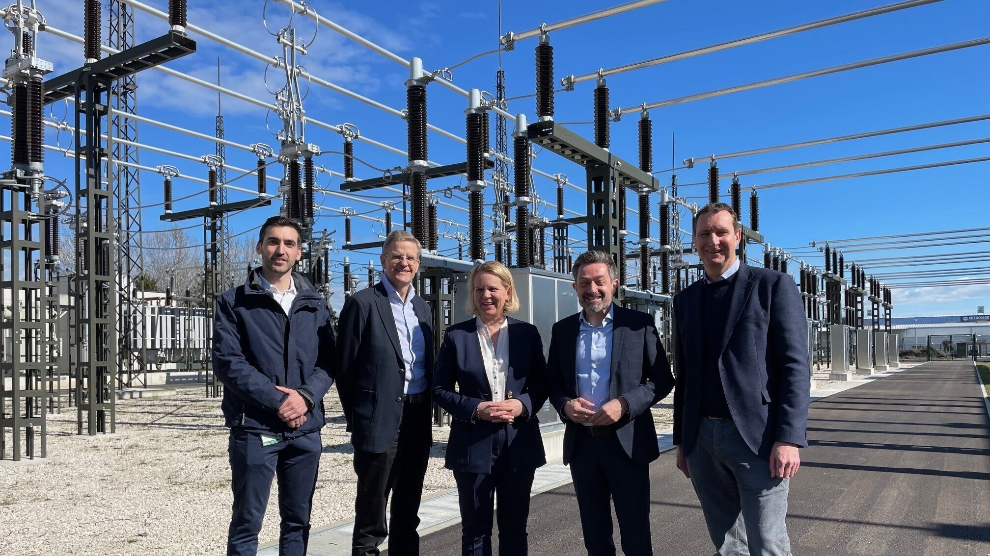 Kelag-Vorstand Reinhard Draxler, Kärnten-Netz-Vorstände Michael Marketz und Eva Tatschl-Unterberger, Strabag-Direktionsleiter Gerold Laubreiter ließen sich das fertige Umspannwerk zeigen. (Bild: Kelag)