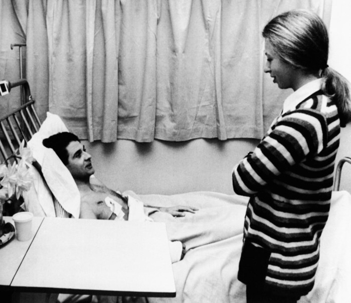 Prinzessin Anne sprach mit Inspektor James Baton, ihrem privaten Leibwächter, im Westminster Hospital in London. Inspektor Beaton wurde bei der Schießerei dreimal in den Bauch, die Schulter und den Arm geschossen,