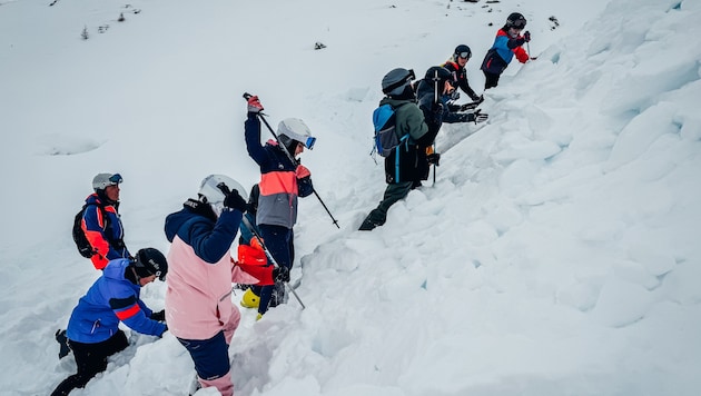 Le guide de montagne Franz Holzer montre aux élèves comment trouver les victimes d'avalanches. (Bild: Hannes Wallner)