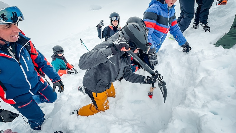 Training für die Suche nach Lawine-Verschütteten. (Bild: Hannes Wallner)