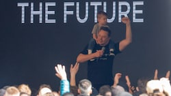 Elon Musk hielt seine Rede vor der Belegschaft mit einem seiner Söhne auf den Schultern. (Bild: APA/dpa/Carsten Koall)
