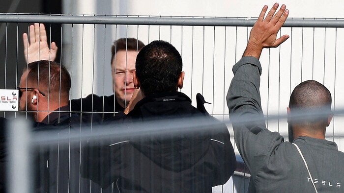 Die Arbeiter erhoffen sich von ihrem Chef Elon Musk auch ein Bekenntnis zum Standort Grünheide.