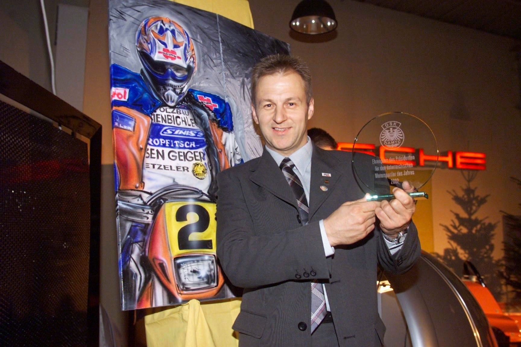 Anno dazumal: Werner Müller wird als erster Kärntner 2002 zu Österreichs Motorsportler des Jahres gekürt. (Bild: JOACHIM MAISLINGER)