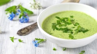 Mit dieser froschgrünen Suppe holen Sie sich den Frühling ins Haus. (Bild: ©ji_images)