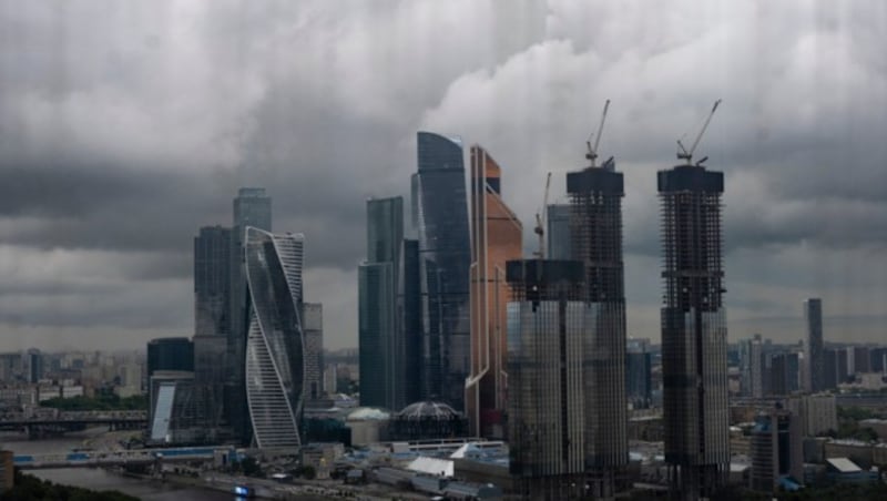 Ohne künstliche Hilfsmittel sieht Dubai so gut wie nie Regenwolken über der Skyline. (Bild: константин константи - stock.adobe.com)