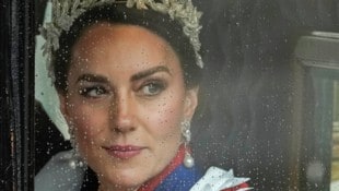 Prinzessin Kate muss gerade eine schwere Zeit durchmachen. Sie wurde nicht nur am Bauch operiert, auch ein Photoshop-Fehler sorgt für Häme. (Bild: APA/AP Photo/Alessandra Tarantino)