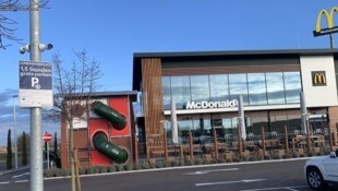 Ja, die Schilder stehen sowohl am Parkplatz und es ist auch auf der Tür ausgewiesen. Trotzdem ...