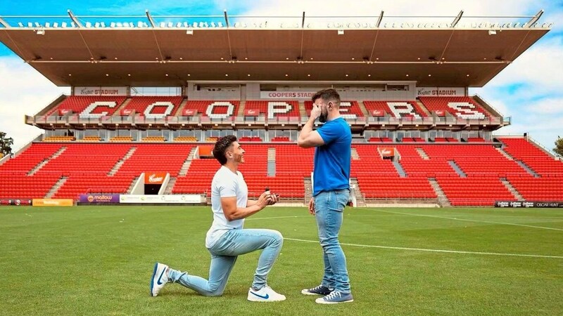 Der australische Kicker Joshua Cavallo machte seinem Freund kürzlich im Coopers Stadion von Adelaide United einen Antrag. (Bild: Instagram / Joshua Cavallo)