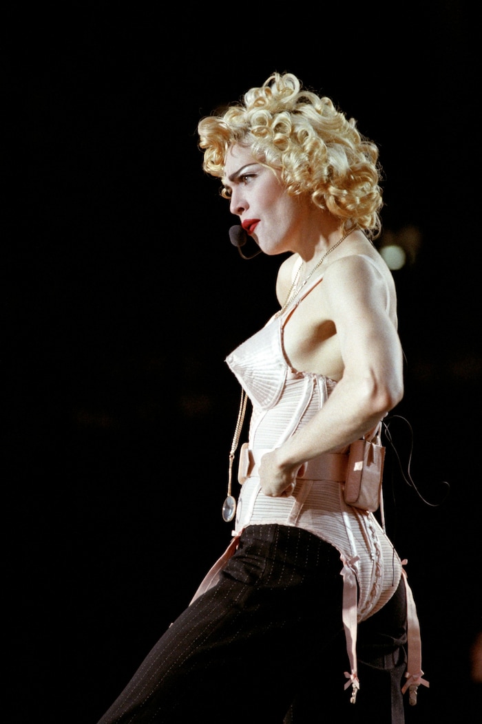 A Gaultier által tervezett rózsaszín szatén kúp alakú melltartó Madonna védjegyévé vált a 90-es ...