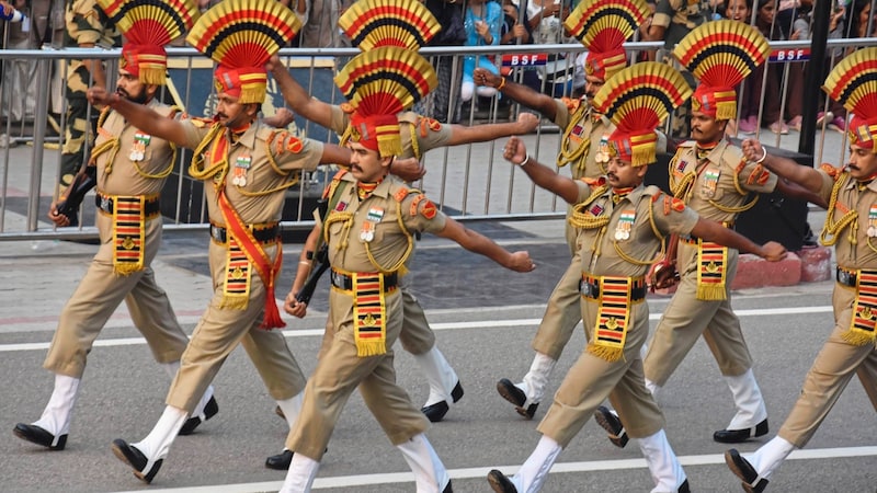 Grenzsoldaten liefern jeden Tag eine Bollywood-Show (Bild: Eva Lehner)