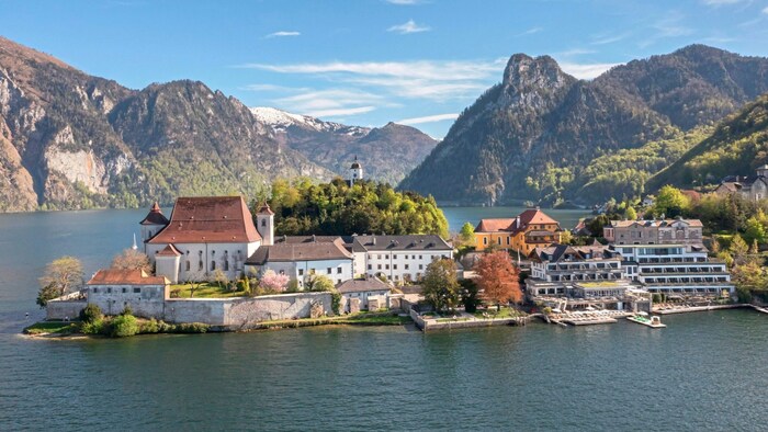Traunkirchen mit der markanten Klosterinsel liegt am Westufer des Traunsees.