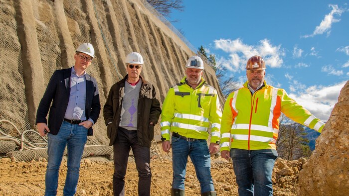 Burger, Hufnagl, Kienleitner und Glanznig bei der Besichtigung des Fortschrittes