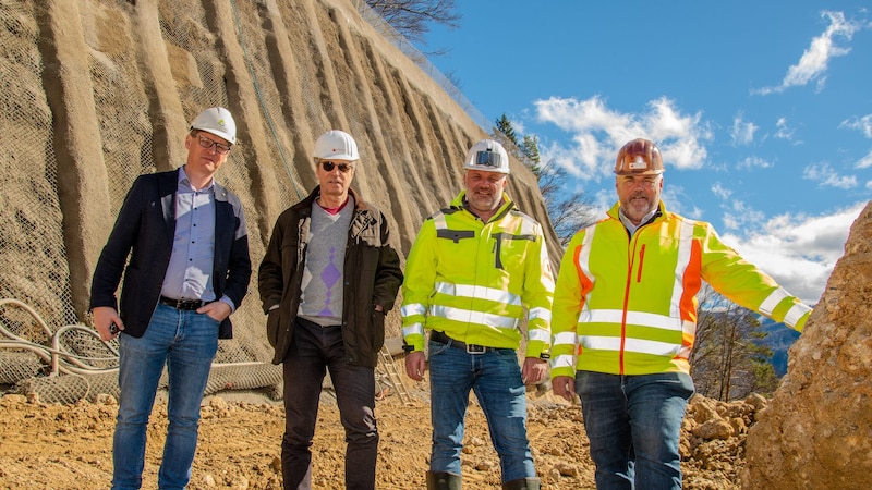 Burger, Hufnagl, Kienleitner und Glanznig bei der Besichtigung des Fortschrittes (Bild: Dieter Arbeiter)