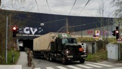 Der US-Militärtruck blieb in der Unterführung stecken und beschädigte die Oberleitung (Bild: Tschepp Markus)