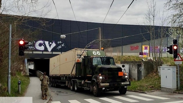 Ein Militärlaster der US-Army ist am Montag falsch abgefahren, hat in Liefering eine Obus-Leitung schwer demoliert (Bild: Tschepp Markus)
