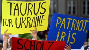 Archivbild aus dem Jahr 2023: Demonstranten in München fordern „Taurus für die Ukraine“. (Bild: APA/AFP/CHRISTOF STACHE)