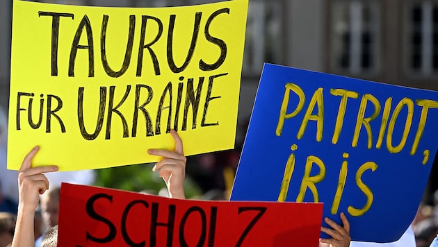 Photo d'archives datant de 2023 : Des manifestants à Munich demandent "Taurus pour l'Ukraine". (Bild: APA/AFP/CHRISTOF STACHE)