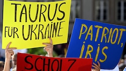 Archivbild aus dem Jahr 2023: Demonstranten in München fordern „Taurus für die Ukraine“. (Bild: APA/AFP/CHRISTOF STACHE)