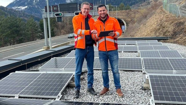 Techniker der Asfinag bei der Photovoltaik- Anlage, die auf dem Tunnel Pians-Quadratsch im November des Vorjahres in Betrieb ging. (Bild: Asfinag)