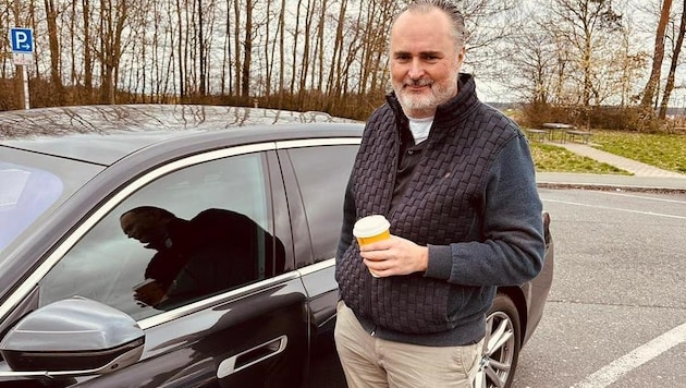 Landeshauptmann Doskozil bei einer Kaffeepause auf der Autofahrt zurück ins Burgenland (Bild: Privat)