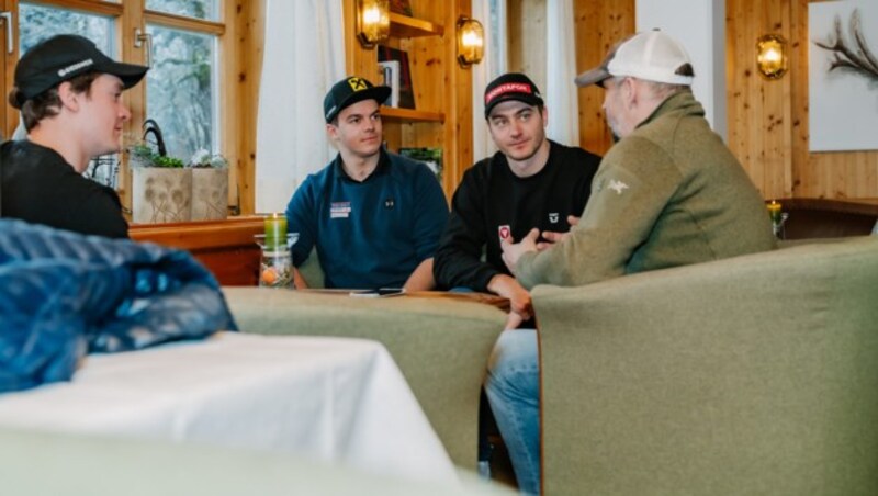 Luca Hämmerle, Weltmeister Jakob Dusek und Olympiasieger Alessandri „Izzi“ Hämmerle standen „Krone Vorarlberg“-Sportchef Peter Weihs im Vorfeld des Montafon Weltcups im Hotel Montafoner Hof Rede und Antwort. (Bild: Montafon Tourismus/Marie Rudigier)