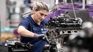 Die Zahl der Beschäftigten im größten Motorenwerk von BMW stieg an – auf 4700 Mitarbeiter. (Bild: EPA)