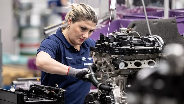 Die Zahl der Beschäftigten im größten Motorenwerk von BMW stieg an – auf 4700 Mitarbeiter. (Bild: EPA)