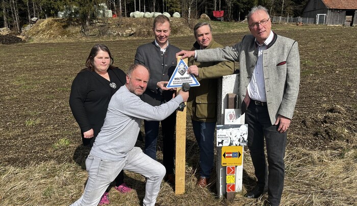 Landwirtin Herzog (li.) und Fallent (re.) stellten mit FPÖ-Politikern das erste Wolfwarnschild ...