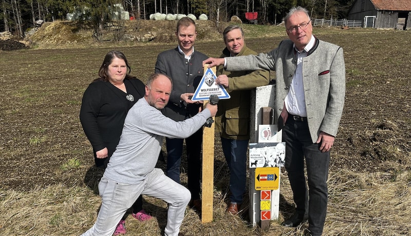 Landwirtin Herzog (li.) und Fallent (re.) stellten mit FPÖ-Politikern das erste Wolfwarnschild auf. (Bild: René Denk)