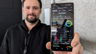 Smart-Home-Experte Tobias Wöss vom Gebäudeautomatisierer Loxone weiß, wie viel Strom sein Heim wann verbraucht, wie viel es erzeugt – und wie viel es noch im Akku hat. Wissen, das er nutzt, um weniger Strom zukaufen zu müssen. (Bild: Dominik Erlinger)