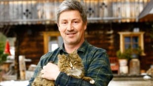 Landwirt und Gastronom Josef Hofer (mit Katze) konnte in Filzmoos das Bürgermeisteramt zurück zur Volkspartei holen. (Bild: Gerhard Schiel)