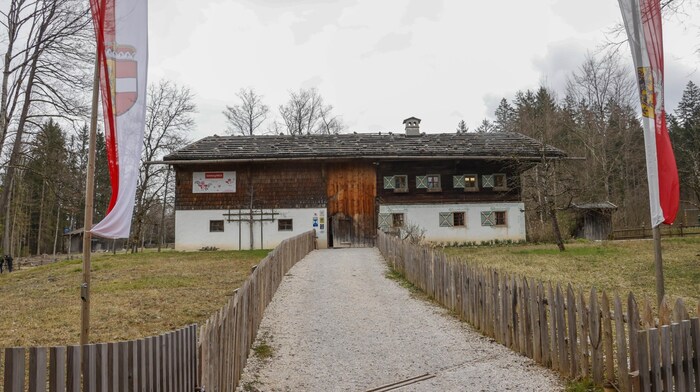 Links neben dem Eingangsbereich entsteht das neue Besucherzentrum mit 1245 Quadratmetern ...