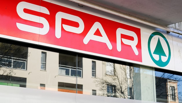 En raison de l'impôt spécial hongrois, le groupe Spar s'enfonce encore plus dans les chiffres rouges dans le pays voisin. (Bild: S ROBIN – stock.adobe.com)