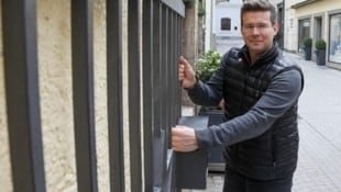 Die erste Stahlgittertür ist bereits montiert. Johannes Lackner ist erleichtert – ab jetzt dürfte sich die Lage bessern. (Bild: Tschepp Markus)